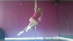 Инструктор Анна. Вращающийся пилон