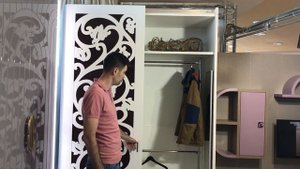 Презентация шкафа с резным декором.Итальянская стема Cinetto. Выдвижное поворотное зеркало Pelly.