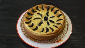 ОТКРЫТЫЙ ПЕСОЧНЫЙ ПИРОГ СО СЛИВОЧНЫМ СЫРОМ И ЧЕРНОСЛИВОМ
