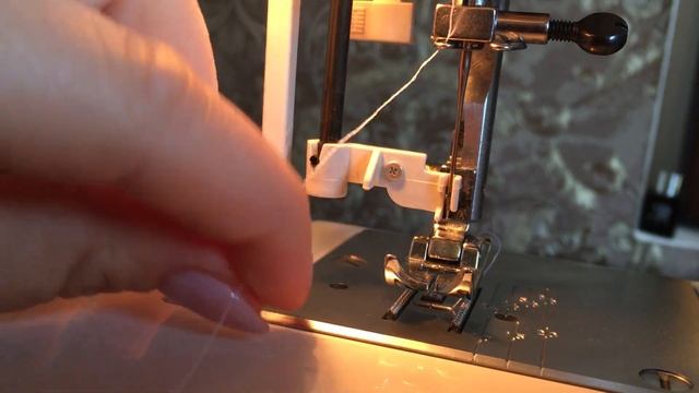 Как заправить верхнюю нить в иглу швейной машинки смотреть онлайн