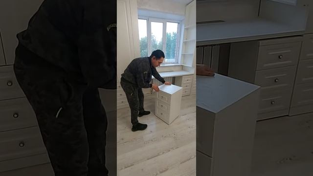 Мебель на заказ в детскую комнату,Обвязка окна , шкафы распашные ,две тумбы и стол.+79670074433 смотреть онлайн
