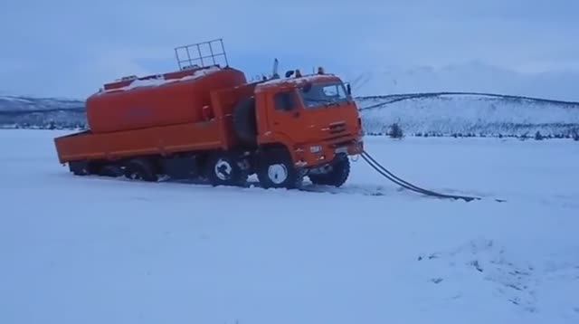 Вытягиваем провалившийся КамАЗ на зимнике смотреть онлайн