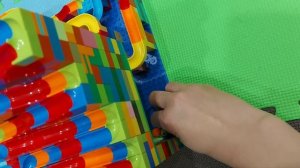 Конструктор с шариками и совместимый с Лего