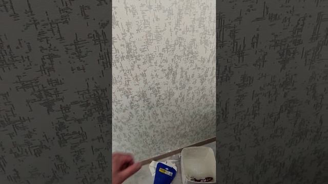 Перенос розетки с обоями на стене