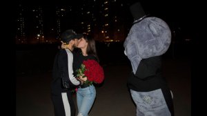 Крутое предложение руки. Горящие пиротехнические буквы, Салют и Мишка Тедди. Романтика во дворе.