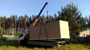 Работа манипулятора - разгрузка бытовки 6м