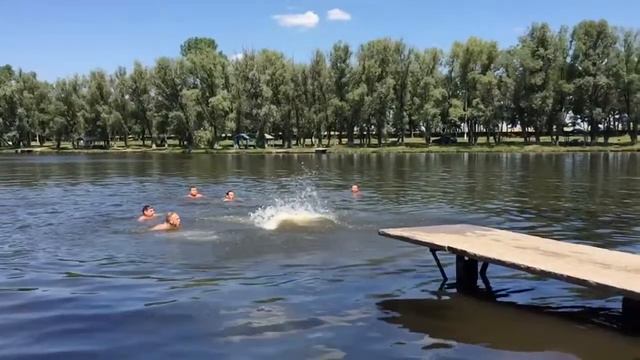 Прыжок на минимальное количество брызг, Прыжки в воду (slow mo) смотреть онлайн