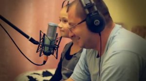 папа с дочкой поют песню