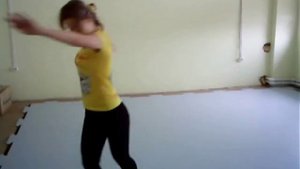 Юная фигуристка пробует синтетический лед СуперГлайд.