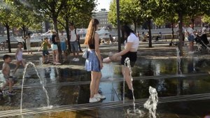 Girls, a fountain and the wet happiness of Summer ! / Девушки, фонтан и мокрое счастье Лета !