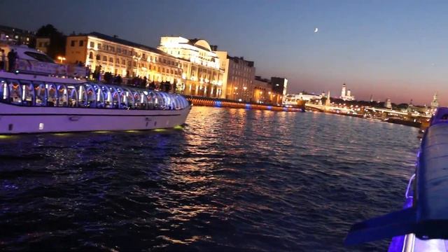 Красивый вид на ночной Кремль и Зарядье от Устинского моста. 18 июня 2018.