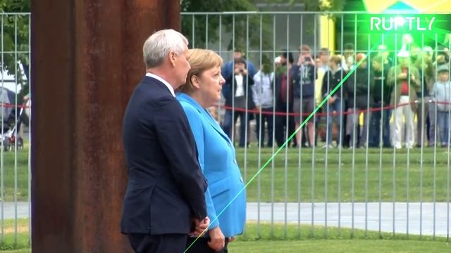 Меркель в третий раз за месяц трясёт/с премьер-министром Финляндии смотреть онлайн