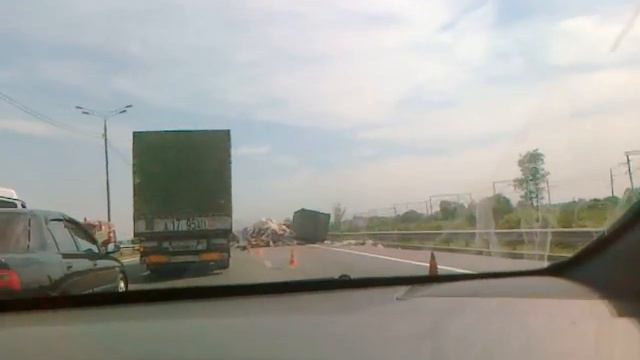 Мусоровоз перевернулся на трассе ДОН