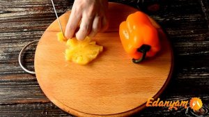 Салат Вкусняшка с курицей, грибами и ананасами - рецепт