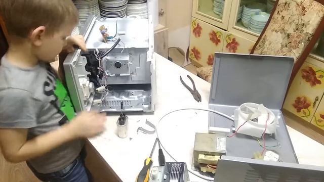 Разбор микроволновки Дэу на запчасти ребёнком 7 лет смотреть онлайн