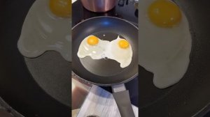 как поджарить яйца с жидким желтком