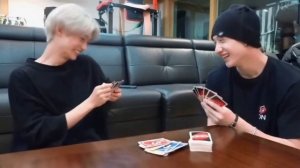 Феликс и Бан Чан играют в уно #kpop #straykids #стей #феликс #банчан #уно