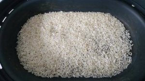 Сладкий плов со сливами и изюмом в пароварке