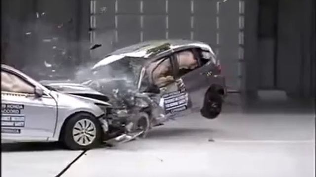 Краш тест Honda Accord vs Honda Fit 2009 IIHS смотреть онлайн