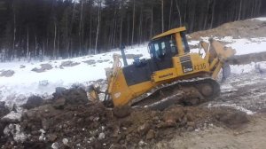 Бульдозер Komatsu D275A-5 в работе