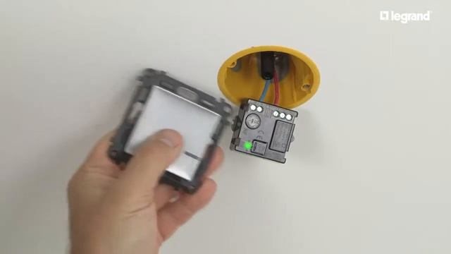 Установка умного беспроводного выключателя Сeliane и Valena Life Allure with Netatmo смотреть онлайн