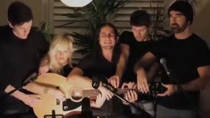 5 человек играют на одной гитаре