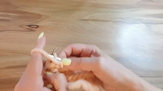 МК теплая шапочка из объемной пряжи. Перуанская шерсть в 200гр/80 м. Связать быстро.