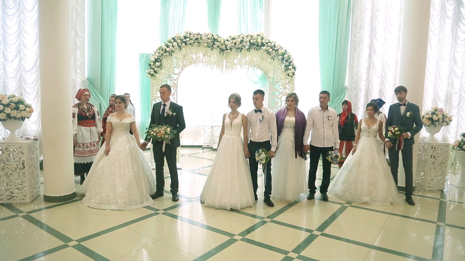 Пары молодожёнов на празднике семьи смотреть онлайн