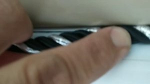 поклейка декоративного жгута на натяжной потолок.