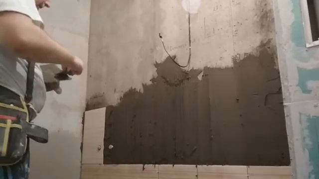 Кладка плитки в ванной - 2 часть.Сверлим отверстия в плитке, добиваем первую стеночку смотреть онлайн