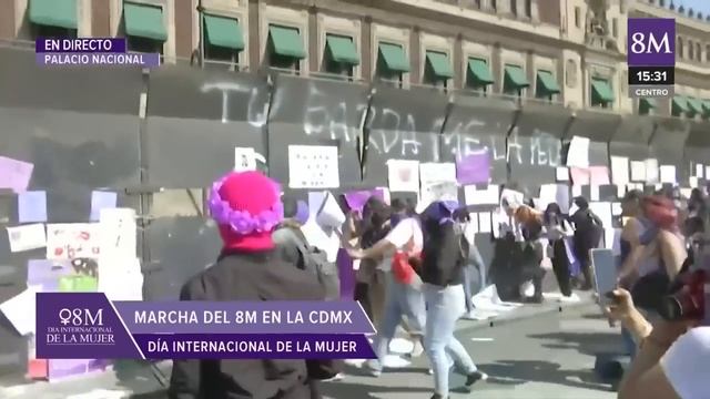 Seguridad del Palacio Nacional lanza polvo químico a grupos feministas en el Zócalo смотреть онлайн