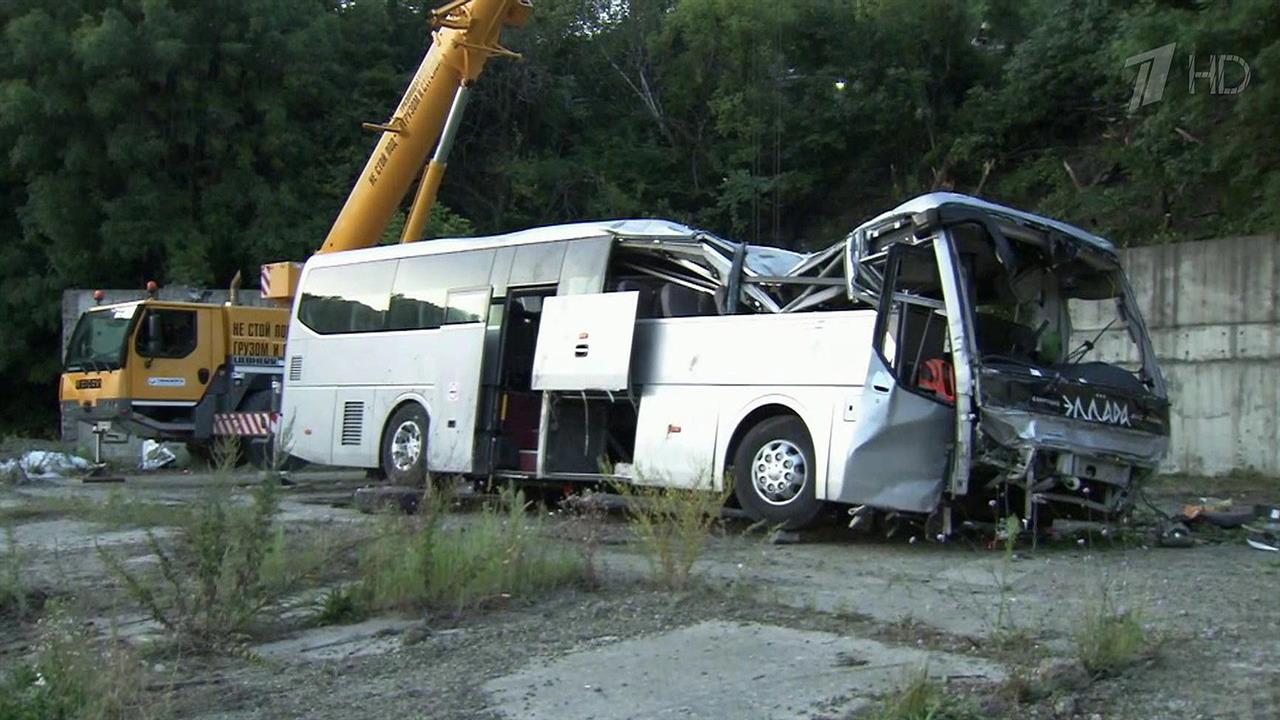 Появилось видео страшной аварии с участием туристического автобуса и внедорожника под Новороссийском