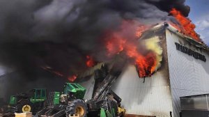 В Нижневартовске потушили пожар в ангаре с техникой