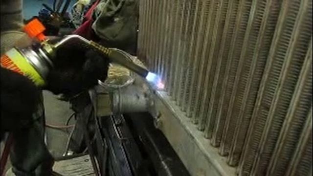 Первый раз паяю припоем с флюсом по алюминию и меди купленный на Алиэкспресс алюминевый радиатор. смотреть онлайн