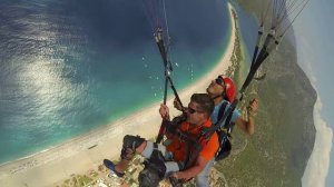 Полет над морем на парашюте прыжок с горы