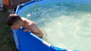 Купаюсь в бассейне на даче. Открытие купального сезона!