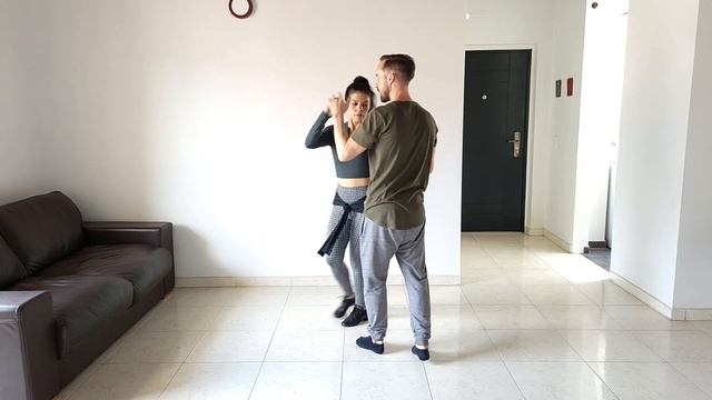 Inside vs. Outside Turns (for Salsa & Bachata) смотреть онлайн