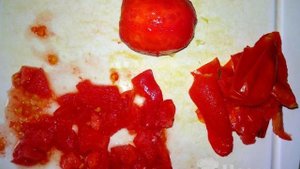 Омлет с помидорами и кабачком на сковороде