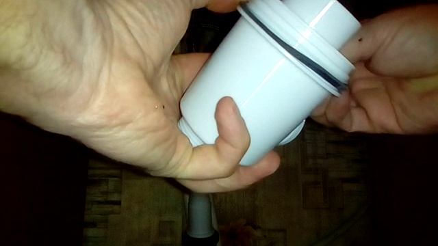 Как поменять гофро-сифон на сифон с колбой на кухне.