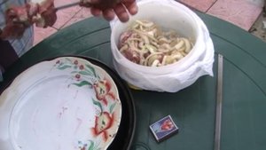 Готовим шашлык из ребер свинины простым способом.