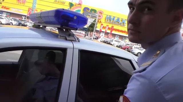 "УШАТАЮ БИЛИАТ !!! Жёсткие тёрки с охраной на парковке Ашана !" смотреть онлайн