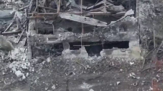 ЭКСКЛЮЗИВ: мотострелки 1 Армейского корпуса с флагом подразделения в освобожденной Марьинке