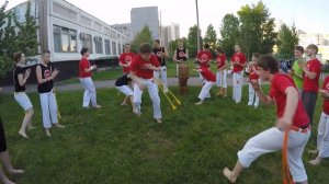 Небольшая уличная Roda Capoeira, спонтанно вышли из зала на улицу)