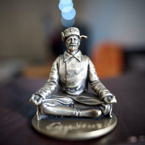 "Кузьмич медитирующий". Бронзовая статуэтка егеря Кузьмича.