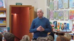 Сергей Махотин читает стихи в библиотеке Гатчины