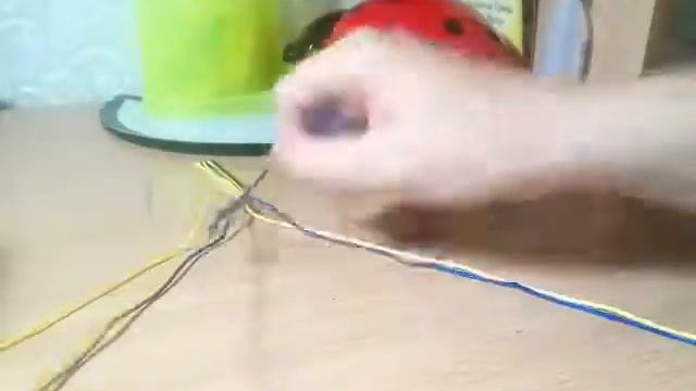браслет из ниток мулине и с бусиной)подробный урок )