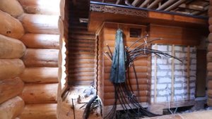 СЛОЖНАЯ крыша на срубе. ПРИМЫКАНИЕ старой и новой крыши. Кровля и стропильная система дома из бревн