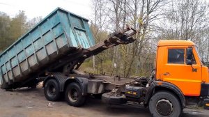 Так мусоровоз оставляет контейнер для мусора на месте вывоза мусора