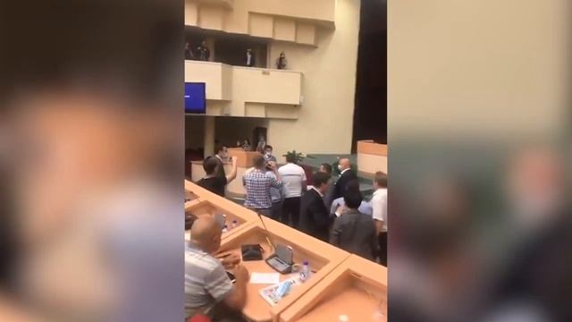 Опубликовано видео драки депутатов коммуниста и единоросса Саратовской областной думы смотреть онлайн