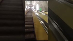 Бегу к Белорусскому вокзалу из метро "Белорусская" станция. Москва Россия. Зелёная ветка метро